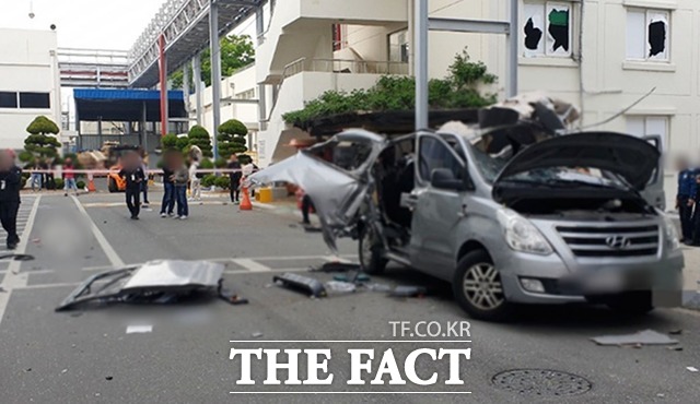 2일 오후 5시 47분쯤 구미시 구포동의 한 전자 부품 제조 공장에서 스타렉스 차량 내 수소용기가 폭발해 수습 중이다. /구미소방서 제공