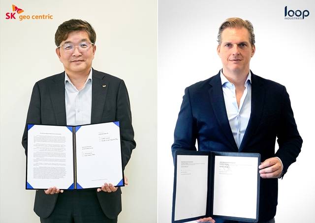합작법인 설립 체결식 후 나경수 SK지오센트릭 사장(왼쪽)과 다니엘 솔로미타 루프 CEO가 각각 서명한 계약서를 들고 기념사진을 촬영하고 있다. /SK