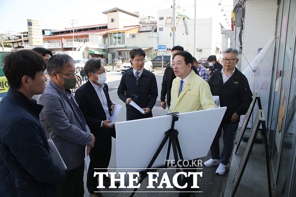 지난 1일 황규철 옥천군수가 화물자동자 공영차고지 조성사업 현장을 살펴보고 있다. /옥천군.