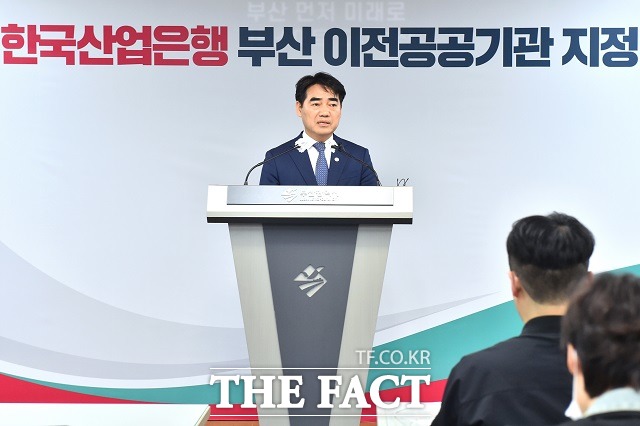 이성권 부산시 경제부시장이 3일 부산시청에서 한국산업은행 부산 이전공공기관 지정 고시 관련 브리핑을 하고 있다. /부산시