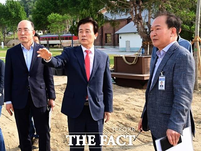 조규일(가운데)진주시장이 철도문화공원 조성 공사 현장을 둘러보고 있다./진주시