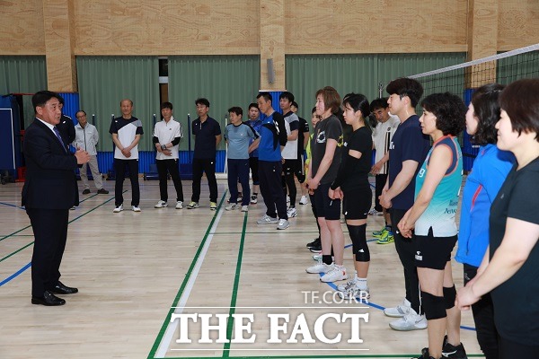 정영철 영동군수가 지난 2일부터 3일까지 이틀간 제62회 충북도민체육대회 출전을 앞두고 훈련 중인 선수단을 찾아 격려했다. /영동군