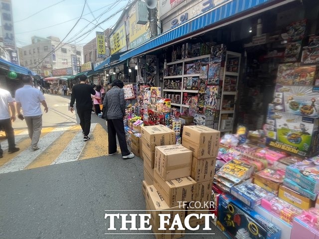 어린이날 비 소식은 서울 종로구 동대문 완구시장 상인들의 마음을 헛헛하게 했다. /최의종 기자