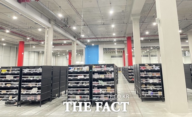 쿠팡 대구 풀필먼트 센터 내 AGV 로봇들이 상품을 옮기고 있다. /이중삼 기자