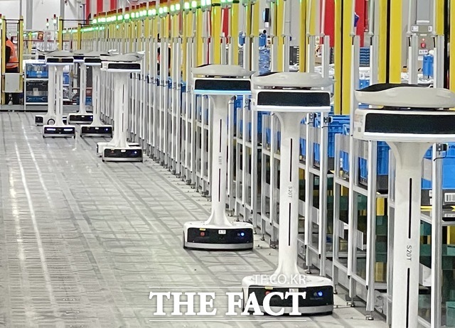 무신사·쿠팡 물류센터에 로봇을 도입해 운영함으로써 업무능력 향상과 인력난을 해소해 줄 것으로 전망된다. 사진은 쿠팡 물류센터 내 구축된 소팅 봇. /이중삼 기자