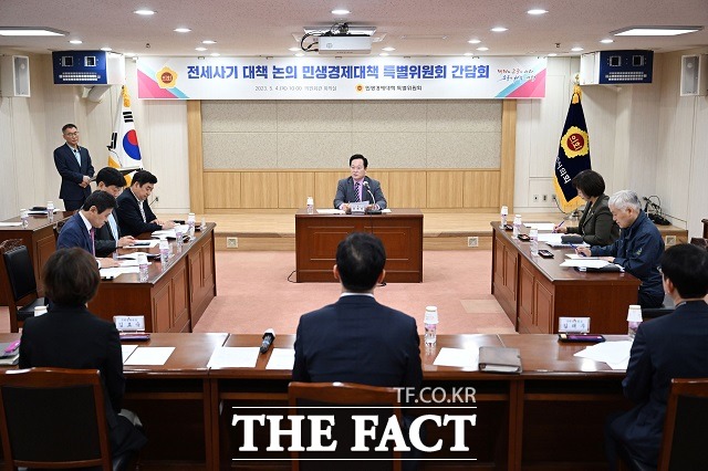 부산시의회 민생경제대책 특별위원가 4일 의원회관에서 전세사기 피해 대책 마련 논의를 위한 간담회를 하고 있다. /부산시의회