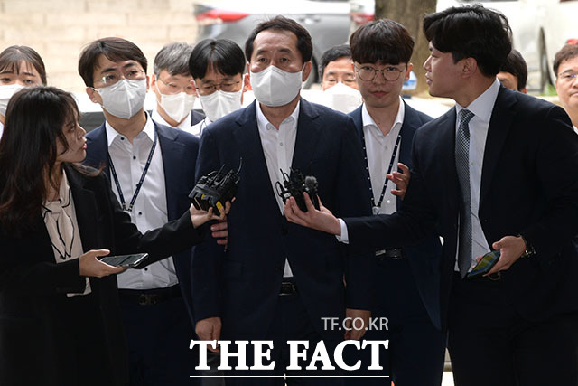 2021년 더불어민주당 전당대회에서 돈봉투 조달책으로 지목된 강래구 한국수자원공사 상임 감사위원이 21일 오전 서울 서초구 서울중앙지방법원에서 열린 영장실질심사에 출석하고 있다. /남윤호 기자