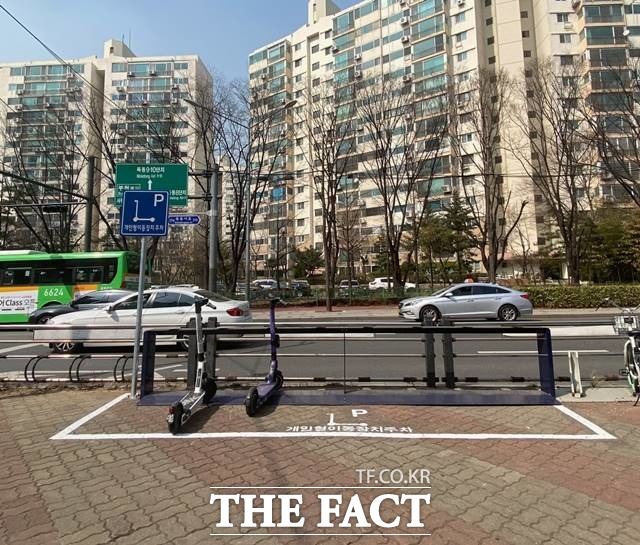 서울시의회 의정모니터요원이 제안한 아이디어 중에는 개인형 이동장치 주차방식을 무료와 유료로 이원화하는 내용도 담겼다. 서울 양천구가 전동킥보드 전용주차장을 조성한 모습. /양천구 제공