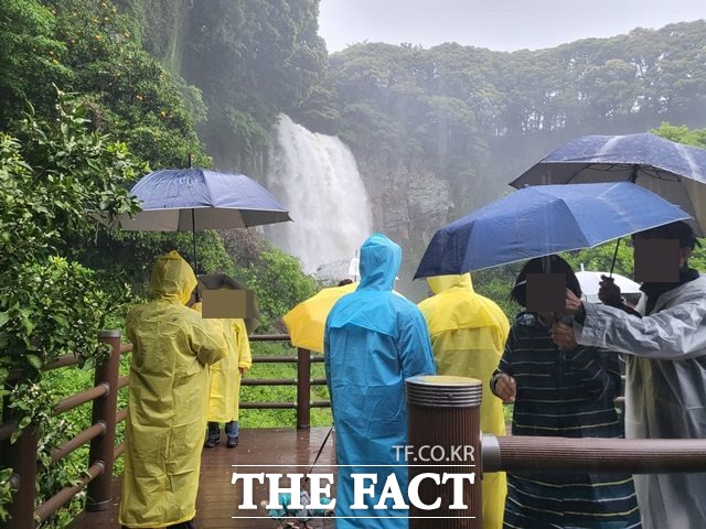 제주지역에 시간당 30㎜ 이상의 강한 비가 내리는 가운데 엉또폭포가 숨겨진 비경을 드러내며 관광객들이 발길이 이어지고 있다./서귀포=허성찬 기자