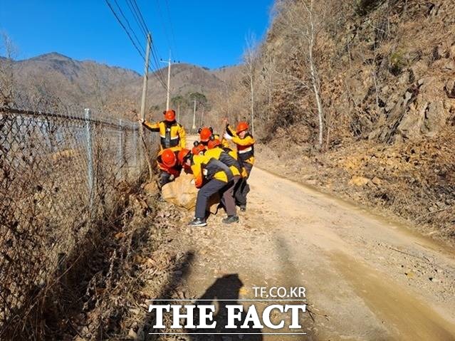 해빙기 산사태 취약지역 현장 점검 모습. / 산림청