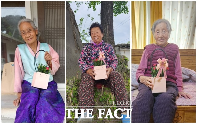 4일 전북 남원시 소재 지역 언론사인 임순남타임즈가 어버이날을 앞두고 독거노인들에게 카네이션과 떡을 전달했다. /남원시
