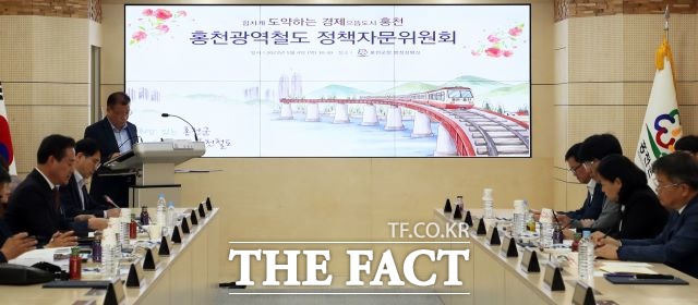 홍천군 철도시대 준비와 철도를 활용한 미래 발전 방안을 논의하기 위한 ‘홍천광역철도 정책자문위원회’가 4일 출범했다./홍천군