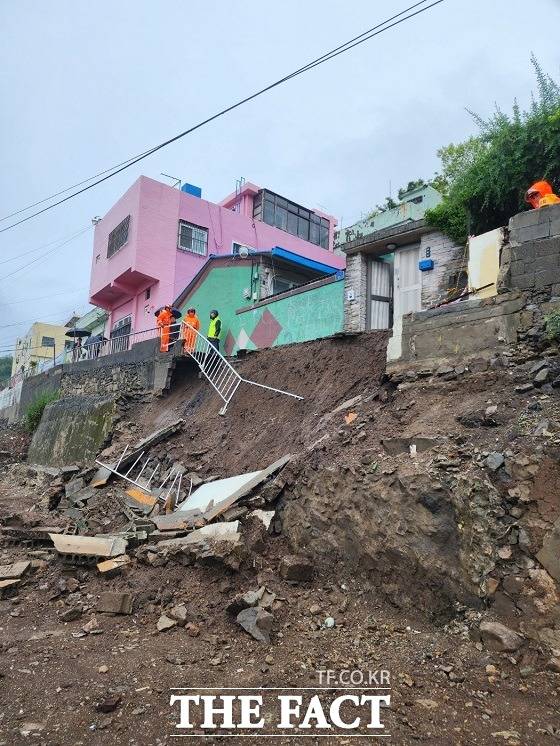 5일 오전 7시 25분쯤 부산 사하구 감천동에 있는 한 공사 현장에서 주택 앞 옹벽이 붕괴했다. /부산소방재난본부.