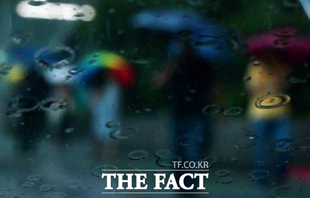 행정안전부가 호우에 대처하기 위해 5일 오후 5시부로 중앙재난안전대책본부 1단계를 가동하고 위기경보를 주의 단계로 발령했다. /더팩트 DB