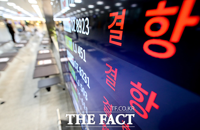 어린이날인 5일 전국이 흐리고 강풍을 동반한 많은 비가 내리고 있는 가운데, 제주를 오가는 항공편 운항이 차질을 빚고 있다. /더팩트 DB