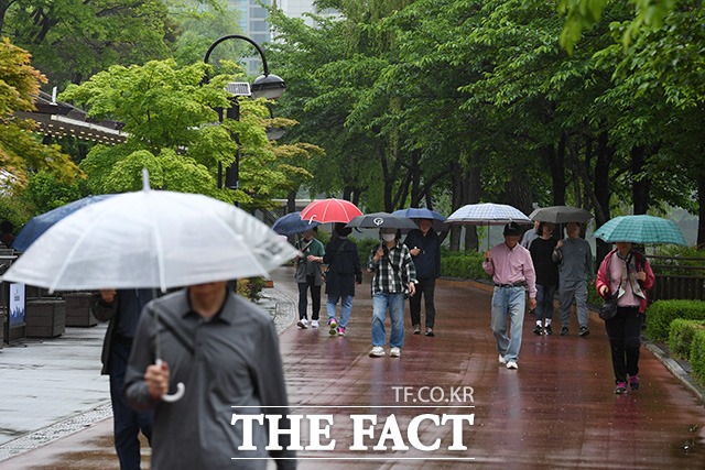 어린이날인 5일 전국에 강한 비바람이 이어지면서 크고 작은 피해가 잇따랐다.시민들이 우산을 들고 걸아가고 있다.  /남용희 기자