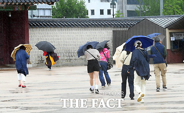 절기상 입하인 6일 오전 전국에 걸쳐 비가 내리고 있는 가운데 서울 광화문을 찾은 관광객들이 비와 함께 동반한 강풍에 몸을 웅크리고 있다./임영무 기자