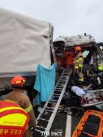  부산서 조선소 통근버스 갓길 주차 트럭 추돌…11명 부상