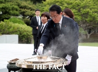  기시다 '일본 현직 총리로 12년만에 현충원 참배' [TF사진관]