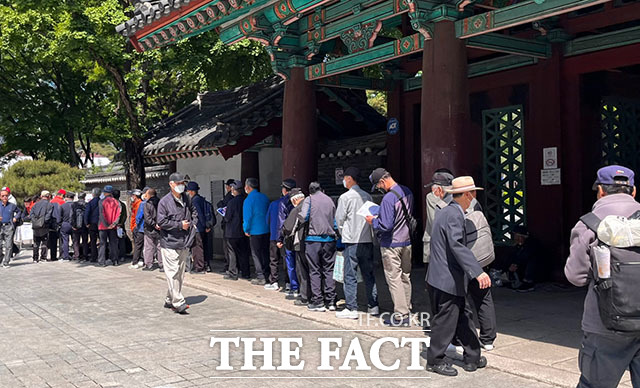 어버이날인 8일 오전 서울 종로구 탑골공원에서 노인들이 떡나눔 한마당 행사에서 나눠주는 떡을 받기 위해 줄을 지어 서있었다. /황지향 인턴기자