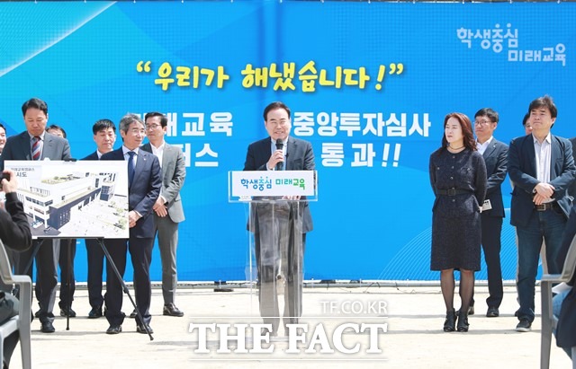 8일 서거석 전북도교육감이 전주시 덕진동 소재 전라중학교에서 현장 브리핑을 열고 교육부 중앙투자심사에서 미래교육캠퍼스 설립사업이 조건부 승인을 받았다고 밝혔다. /전북도교육청