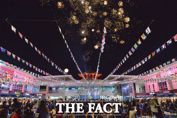 지난 2022년 열린 부여군 백마강달밤 야시장에 많은 인파가 몰렸다./부여군