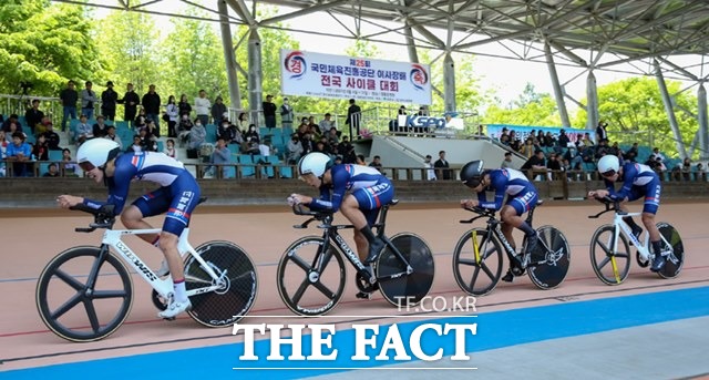 국민체육진흥공단 이사장배 전국 사이클대회 단체추발 종목에 출전한 선수들이 경주를 펼치고 있다./경륜경정총괄본부