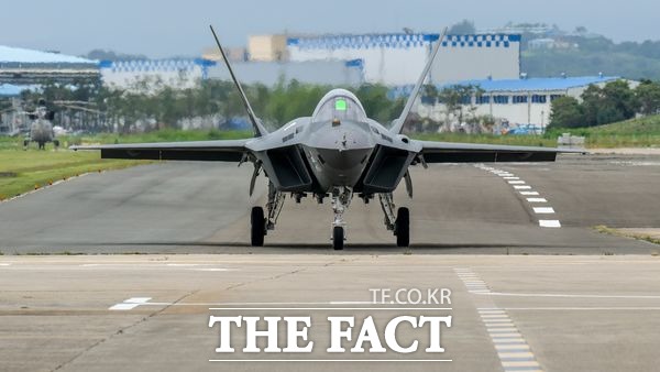 한국항공우주(KAI)가 공시를 통해 올해 1분기 연결기준 매출 5687억 원, 영업이익 194억 원을 기록했다고 밝혔다. 사진은 한국항공우주가 개발 중인 전투기 KF-21의 모습. /방위사업청