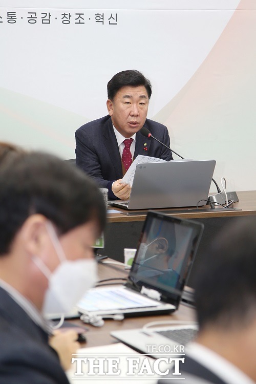 이범석 충북 청주시장은 8일 열린 주간 업무보고에서 충북교육청과 청주시가 해야 할 일에 대한 역할의 재정립을 주문했다. /청주시.