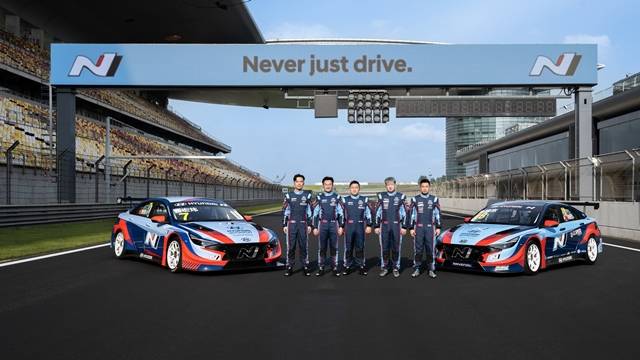 8일(월, 현지시각) 중국 상해 국제 서킷에서 열린 2023 TCR 차이나 챔피언십 출정식에서 현대차 엘란트라 N TCR로 참가하는 선수들이 기념촬영 하고 있다. /현대자동차
