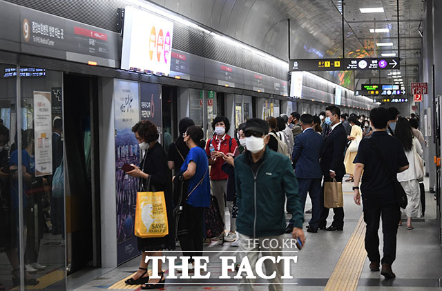 오세훈 서울시장이 혼잡도가 높은 지하철 9호선의 새 열차 투입 시기를 올해 말로 앞당긴다. /이동률 기자
