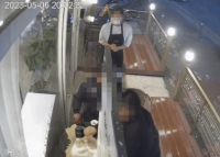  '금연입니다' 종업원 요청에…조롱하며 커피잔 던진 '중년진상'