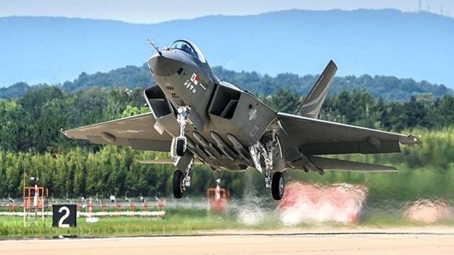 9일 금융투자업계에 따르면 국내 5개 증권사가 이날 한국항공우주에 대해 리포트를 내고 긍정적인 전망을 제시했다. 사진은 첫 한국형 전투기 KF-21이 시험비행에 나서는 모습. /한국항공우주산업