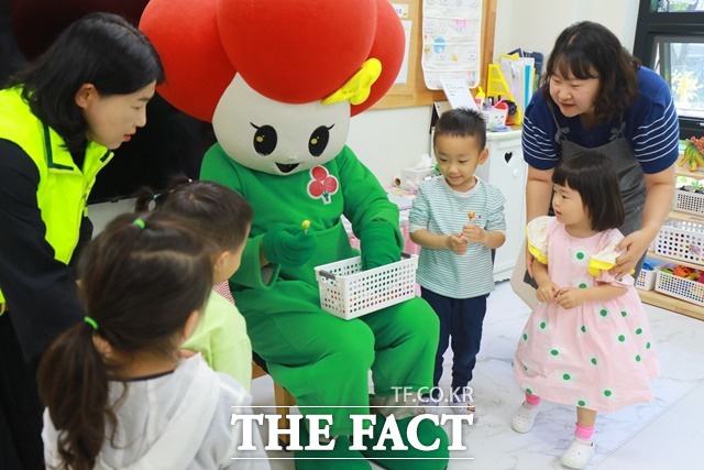 충남 천안 청당예술어린이집 어린이들이 사랑의 저금통을 기부하고 있다. / 천안시나눔봉사단