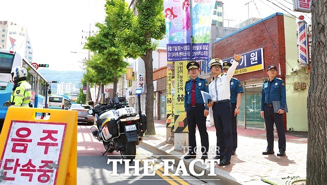 경남경찰이 9일 창원시 마산 월영초등학교 인근에서 어린이 통학로에 대한 안전 상태를 점검하고 있다./경남경찰청