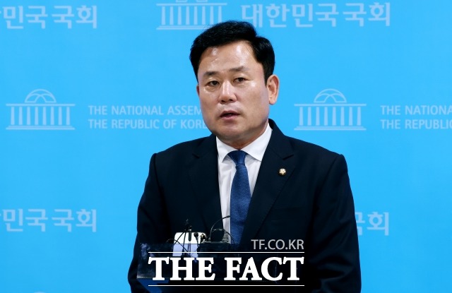 송갑석 최고위원은 김 의원을 향해 탈법·불법이 없다고 당당할 일이 아니다. 부끄러워하고 반성하고 사과할 일이라고 페이스북에 올렸다. /더팩트 DB