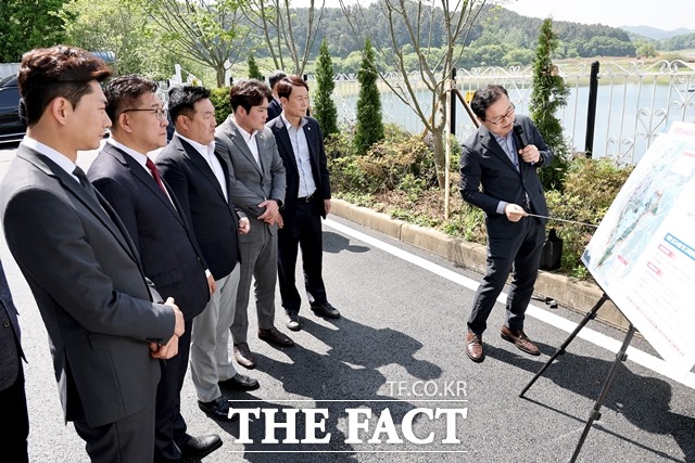 9일 대전시 대청호 수질관리소에서 대전시의회 지역현안규제혁신 특별위원회 위원들이 박필우 대전시 수질개선과장의 설명을 듣고 있다. / 대전시의회