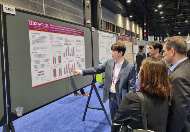 대웅제약 관계자가 펙수클루 중국 임상 3상 결과에 대한 포스터 발표를 하고 있다. /대웅제약