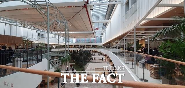 자연 친화적인 공간인 더현대 서울 5층 그린돔 /더팩트DB