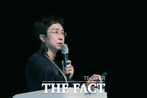 유현준 교수가 대전공무원들에게 업그레이드 대전’이라는 주제로 강의를 하고 있다.