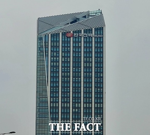 10일 금융정보업체 에프앤가이드에 따르면 최근 3개월 동안 증권사들이 예상한 한국전력의 1분기 영업손실은 5조2990억 원이다. /더팩트 DB