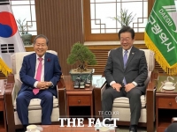  이재명 만난 홍준표. “민주당에서 도와줘야 나라가 안정된다”…”대통령실 대부분 정치 모르는 사람들”