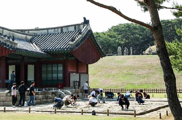 10일 서울 강남구 선정릉에서 라이엇게임즈 임직원들이 청정 활동을 펼치고 있다. /라이엇게임즈