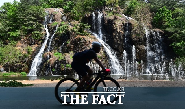 금요일인 12일 낮 기온이 25도까지 치솟는 등 따뜻한 초여름 날씨를 보이겠다. /이동률 기자