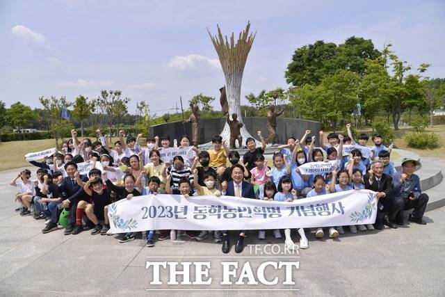 11일 광주시 남구 동학농민혁명기념공원에서 강기정 시장이 기념 행사를 마친 뒤 대촌중앙초등학교 학생들과 기념 촬영을 하고 있다./광주시