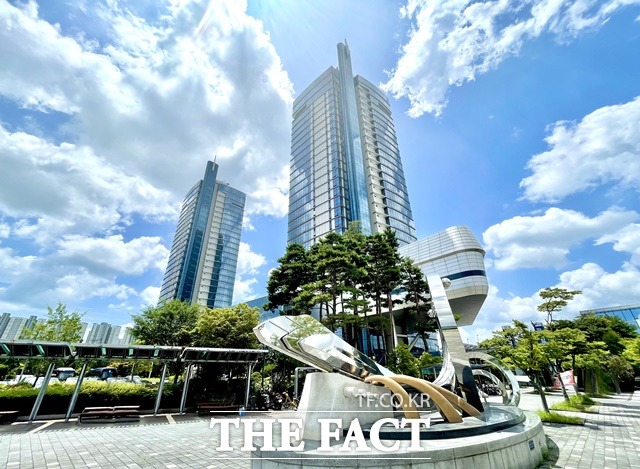 코레일 노사가 강원 강릉과 충남 홍성 등지에서 발생한 산불 피해 이재민을 위해 성금 1억원을 전달했다. / 코레일