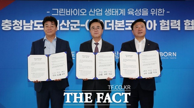 더본코리아 백종원 대표와 김태흠 충남지사, 최재구 예산군수가 11일 충남도청에서 그린바이오 산업생태계 육성을 위한 업무협약을 맺었다. / 충남도