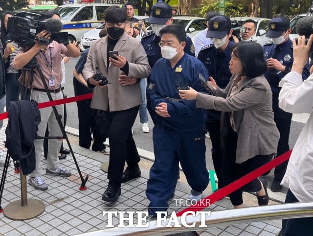 라덕연 H투자컨설팅업체 대표가 11일 서울남부지법에서 열리는 구속 전 피의자심문(영장실질심사)에 출석하고 있다. /황지향 인턴기자