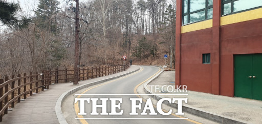 대사근린공원 진입도로 폭이 4m에 불과해 교행이 어려워 시민들의 불편이 제기됐다. / 대전시