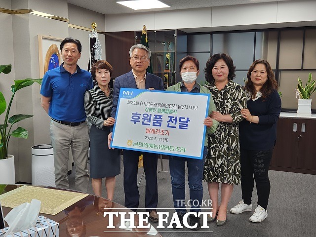 전북 남원원예농협이 늦은 결혼식을 올리는 장애인 부부에게 11일 건조기를 선물하며 부부의 앞날을 축하했다. / 남원원예농협